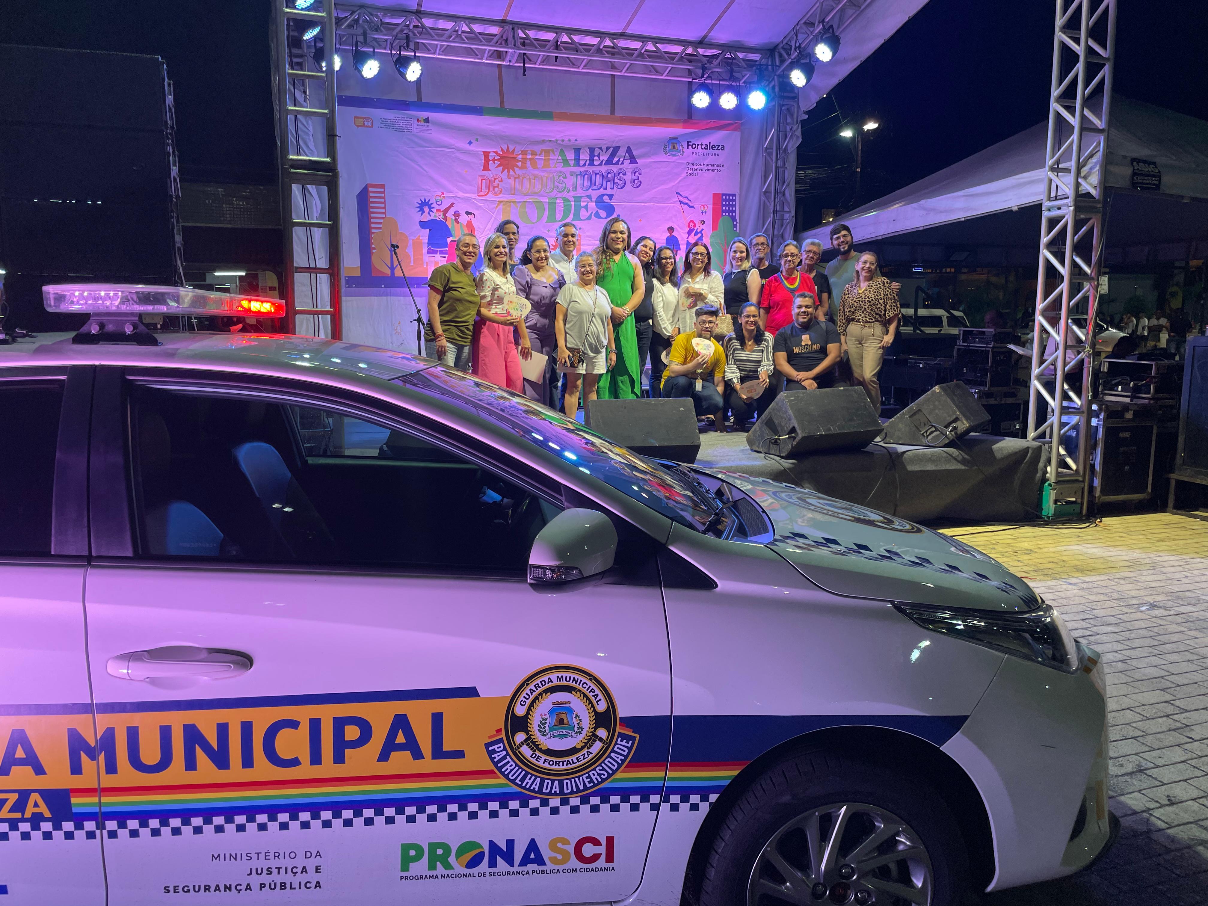 carro com pessoas ao fundo em palco